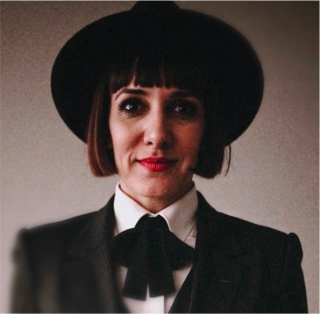 Sura Al-Naimi in a wide-brimmed hat